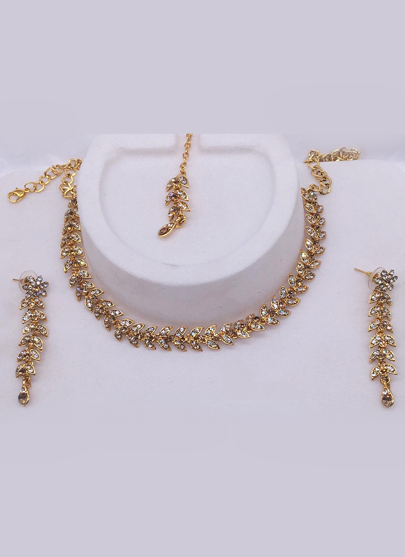 necklace set with maang tikka design