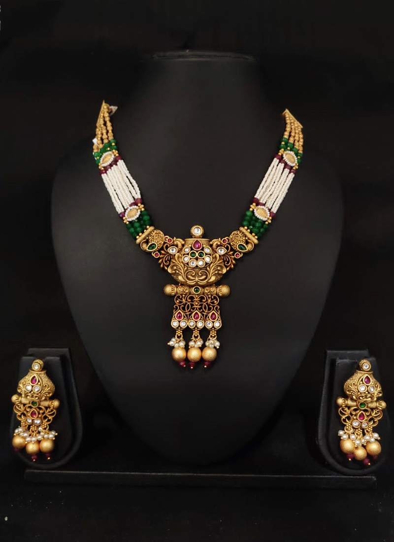 Necklace with matching earrings and tikka – thijana