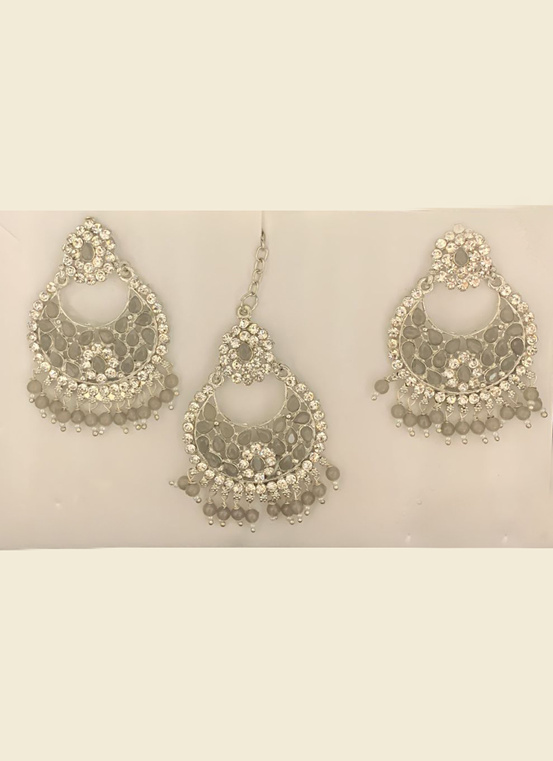 Kundan Maang Tikka with Earring for Grey Lehenga | FashionCrab.com | Maang  tikka with earrings, Fancy jewellery, Fashion jewelry earrings