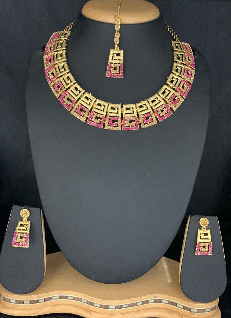 Trendy gold store necklace